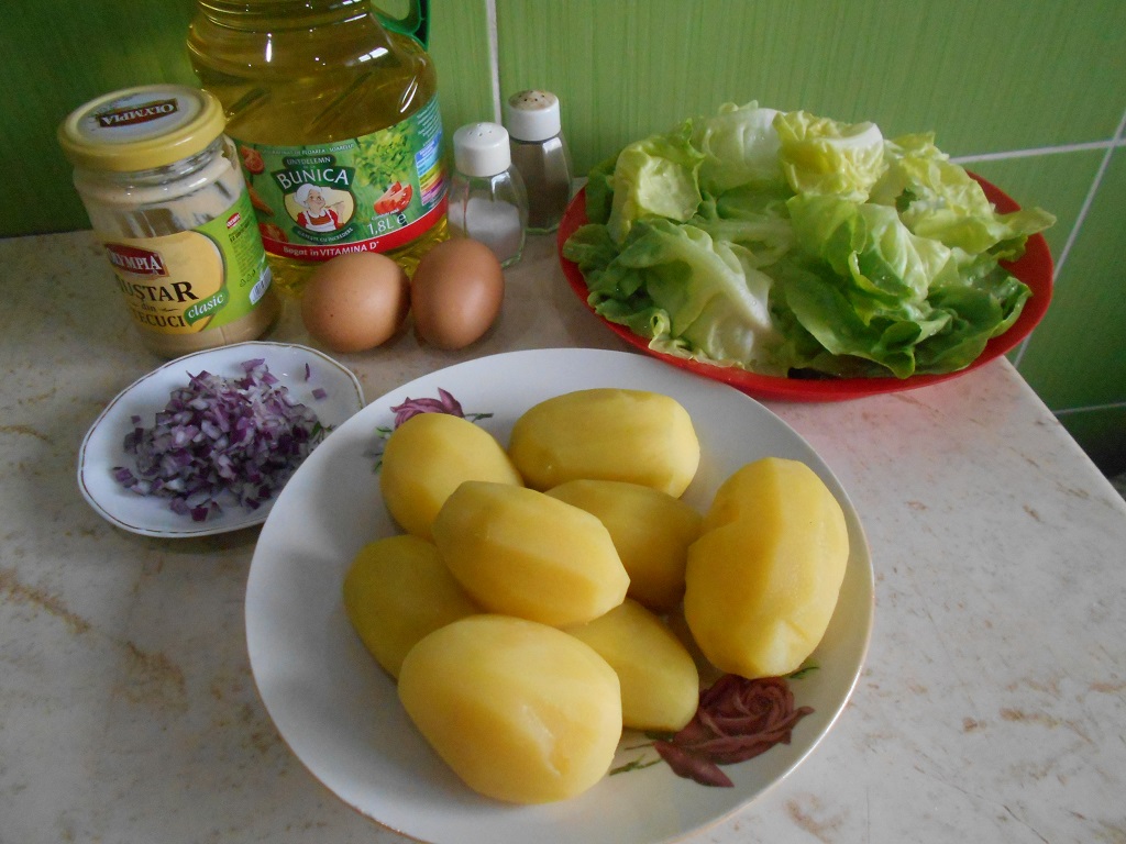 Cartofi noi, cu salata verde si maioneza