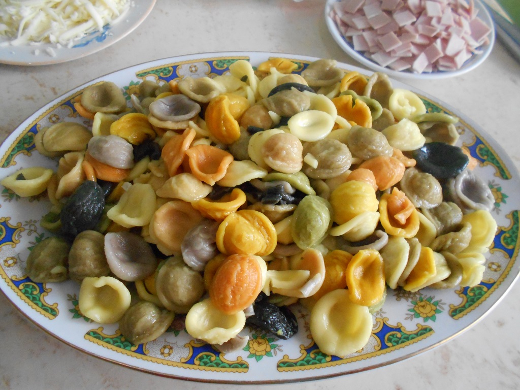 Orecchiette colorate, cu unt, sunca si cascaval