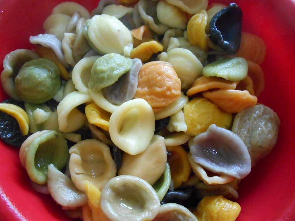 Orecchiette colorate, cu unt, sunca si cascaval