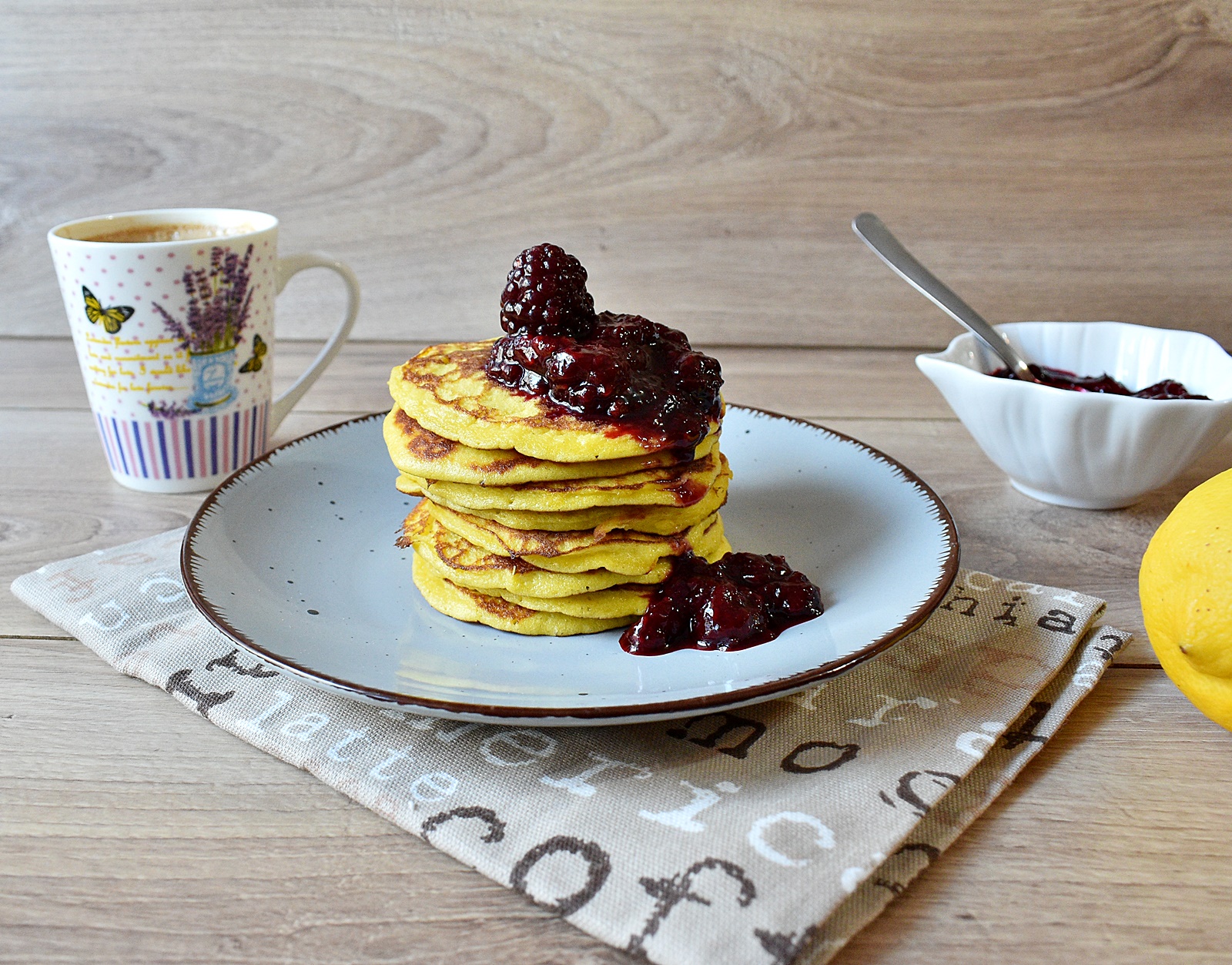 Pancakes cu lamaie si sos de mure