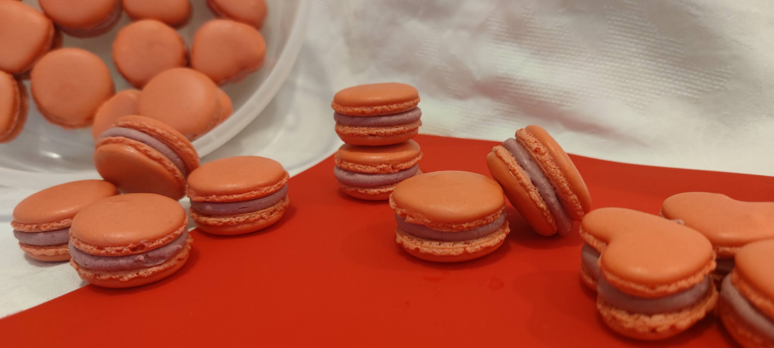 Desert macarons cu ganache de zmeura