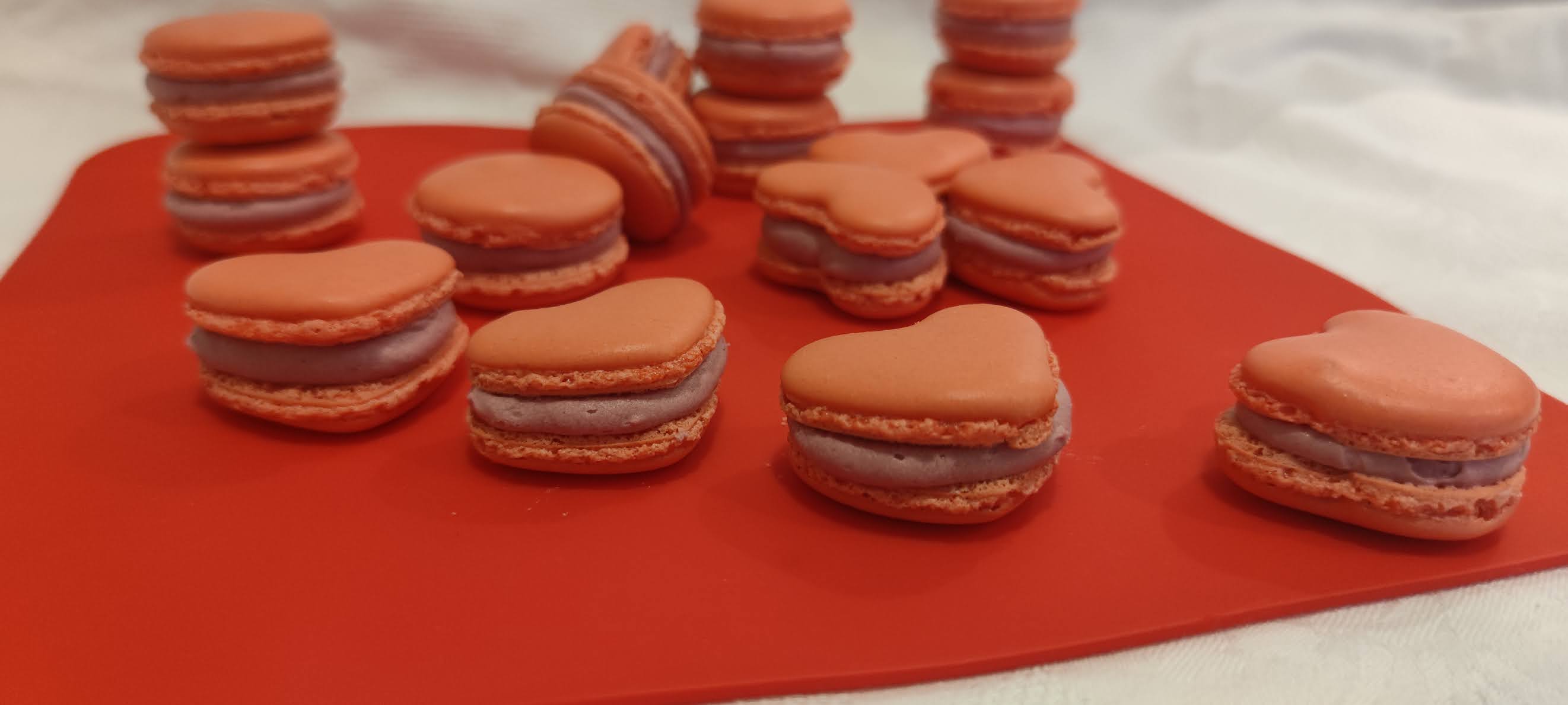 Desert macarons cu ganache de zmeura