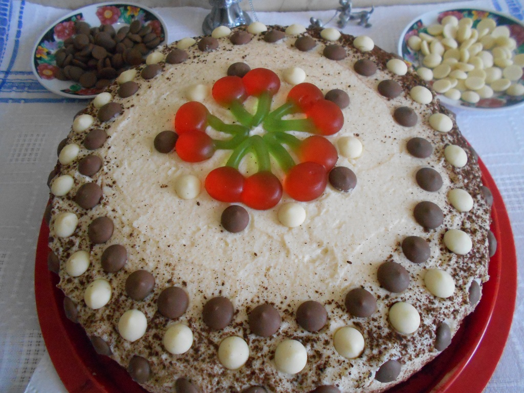 Desert tort aniversar, cu nasturei de ciocolata