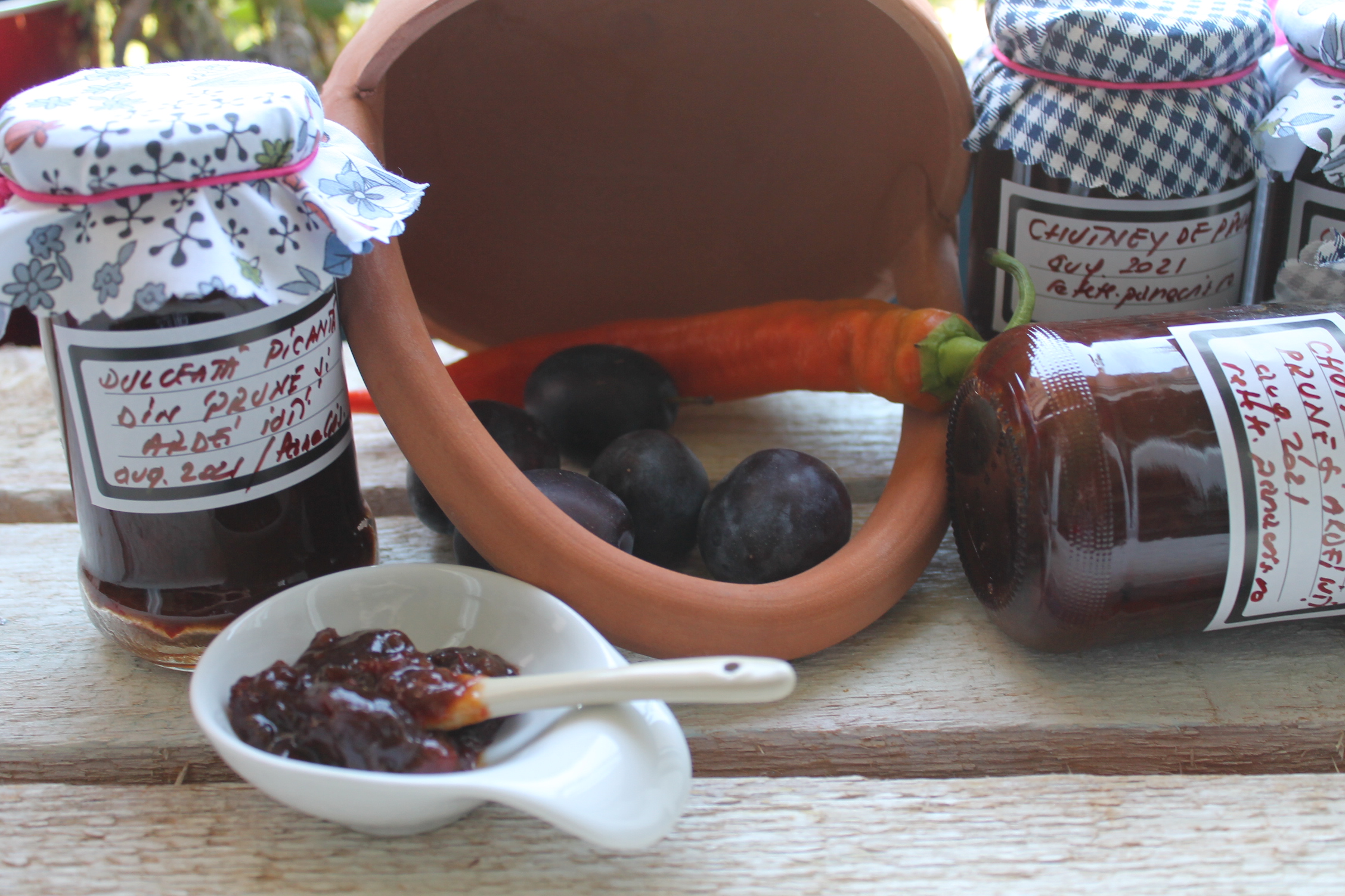 Dulceata picanta din prune, ardei iute si ceapa la slow cooker Crock Pot