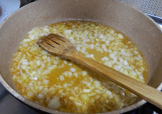 Mancare de cartofi cu ardei copt si carnati
