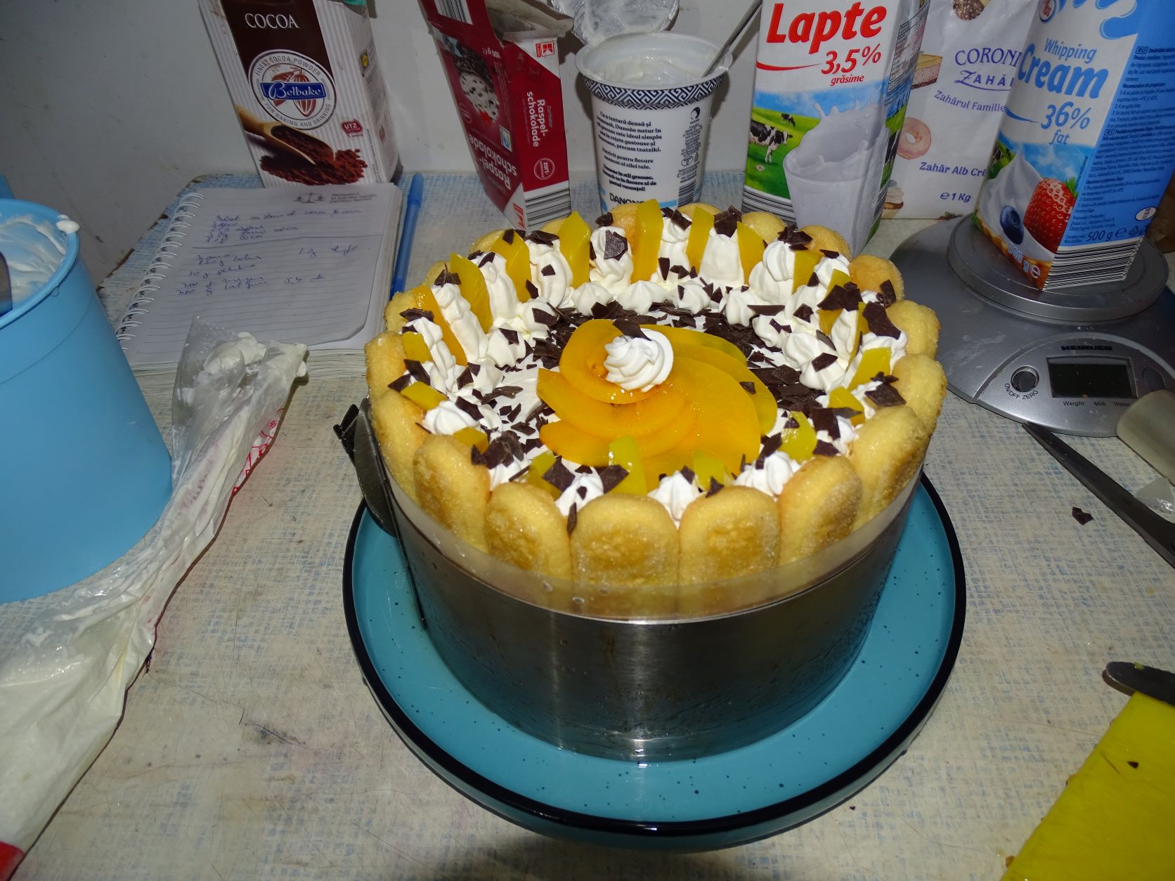 Desert tort cu iaurt, mascarpone si piersici