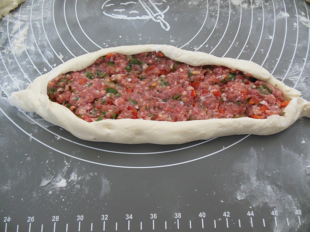 Pide cu carne tocata (pizza turceasca)