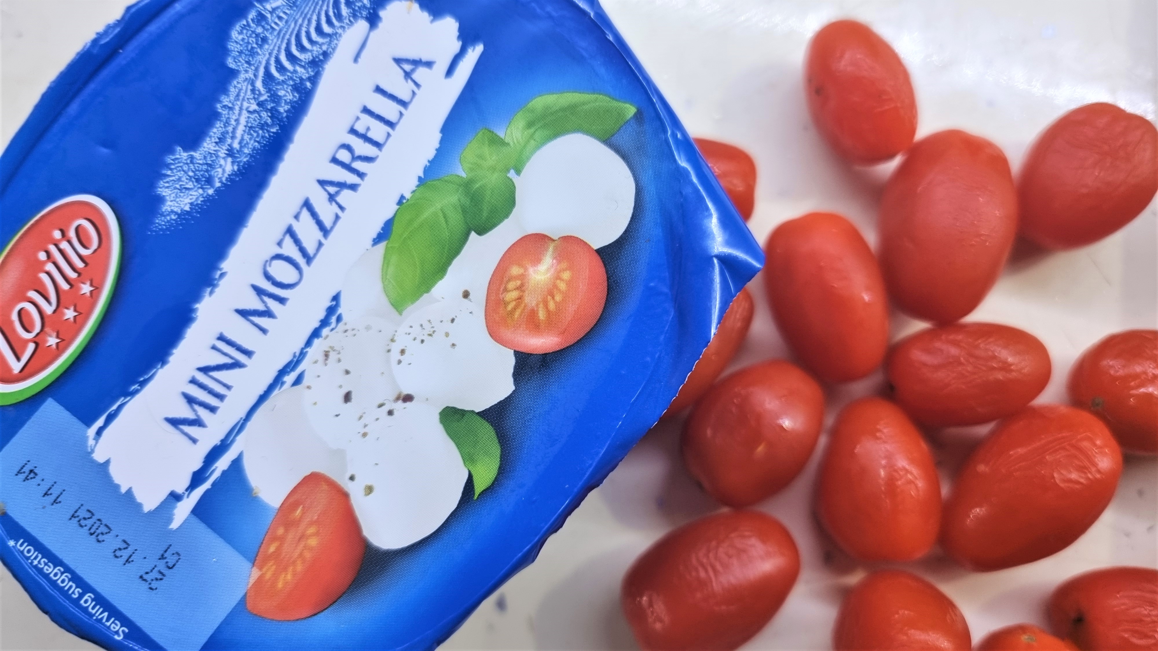 Salata cu mozzarella si crutoane de mamaliga