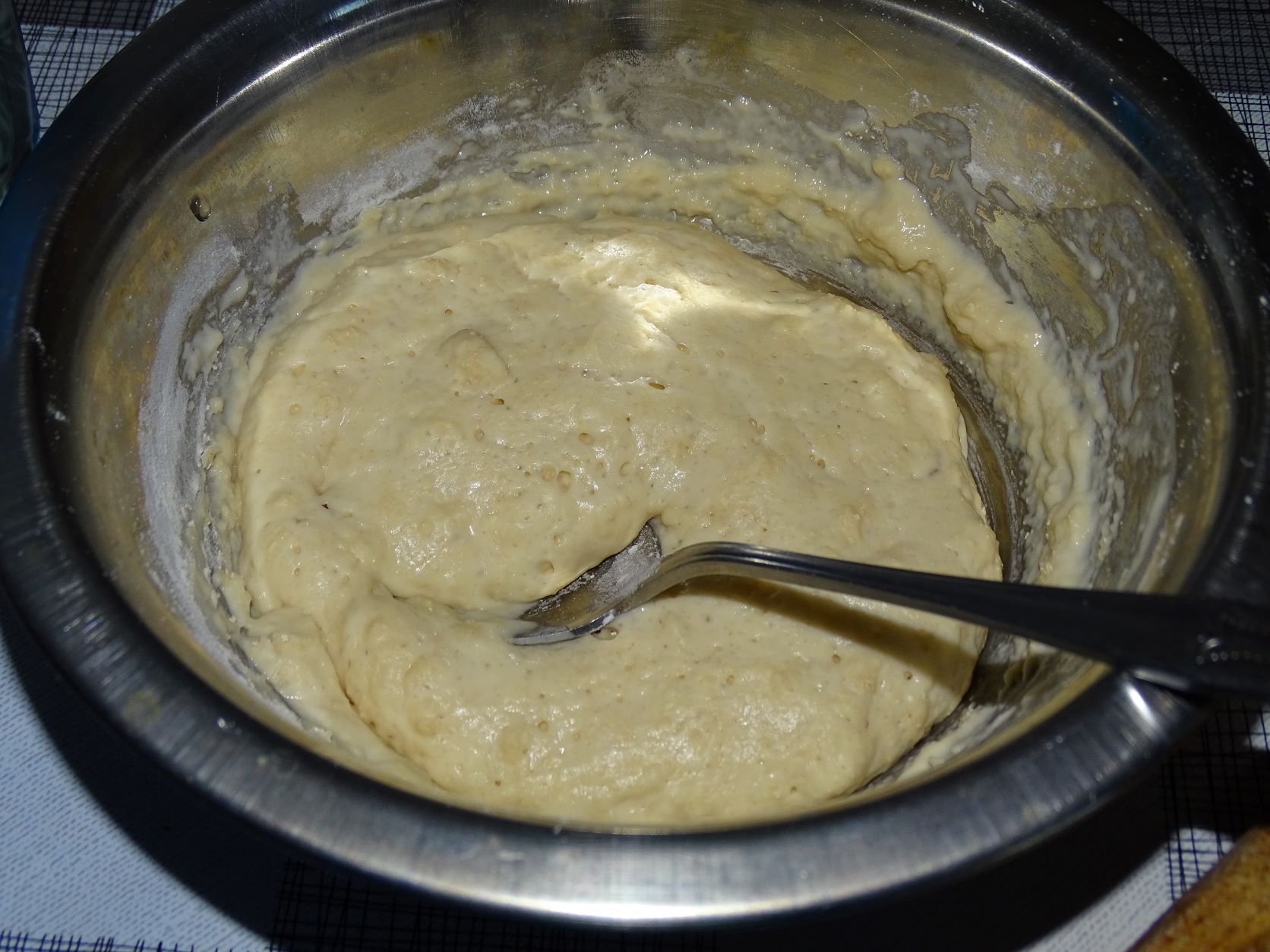 Desert cornuri pufoase cu gem de prune si nuca macinata