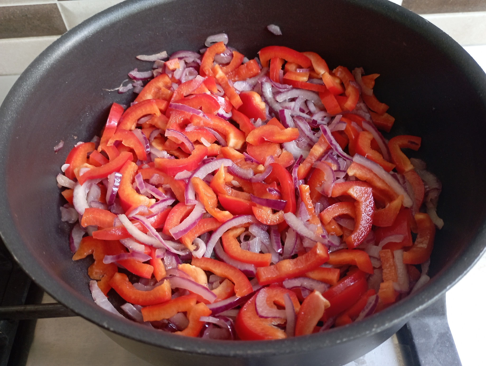 Reteta de shakshuka cu ardei si oua de prepelita