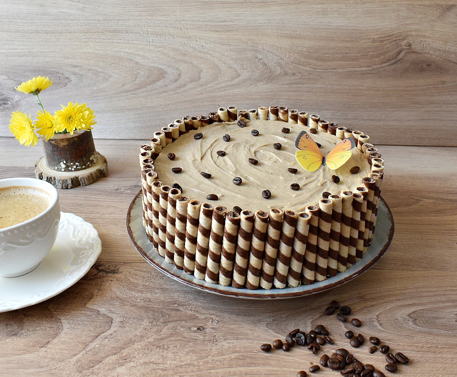 Reteta de tort cu crema de cafea si crema de fructe de padure