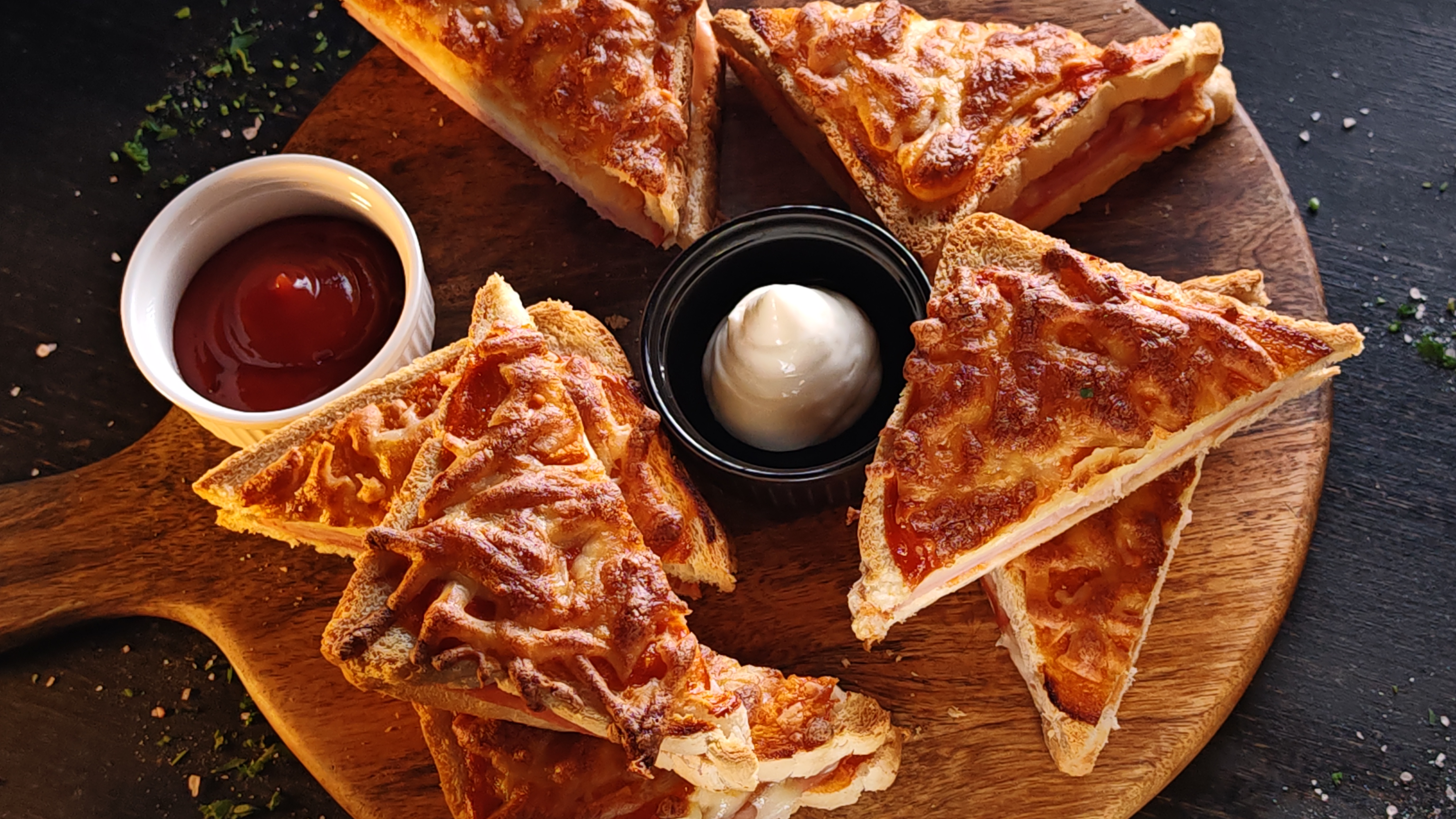 Sendvișuri calde, la cuptor - Ușor de făcut și savuroase