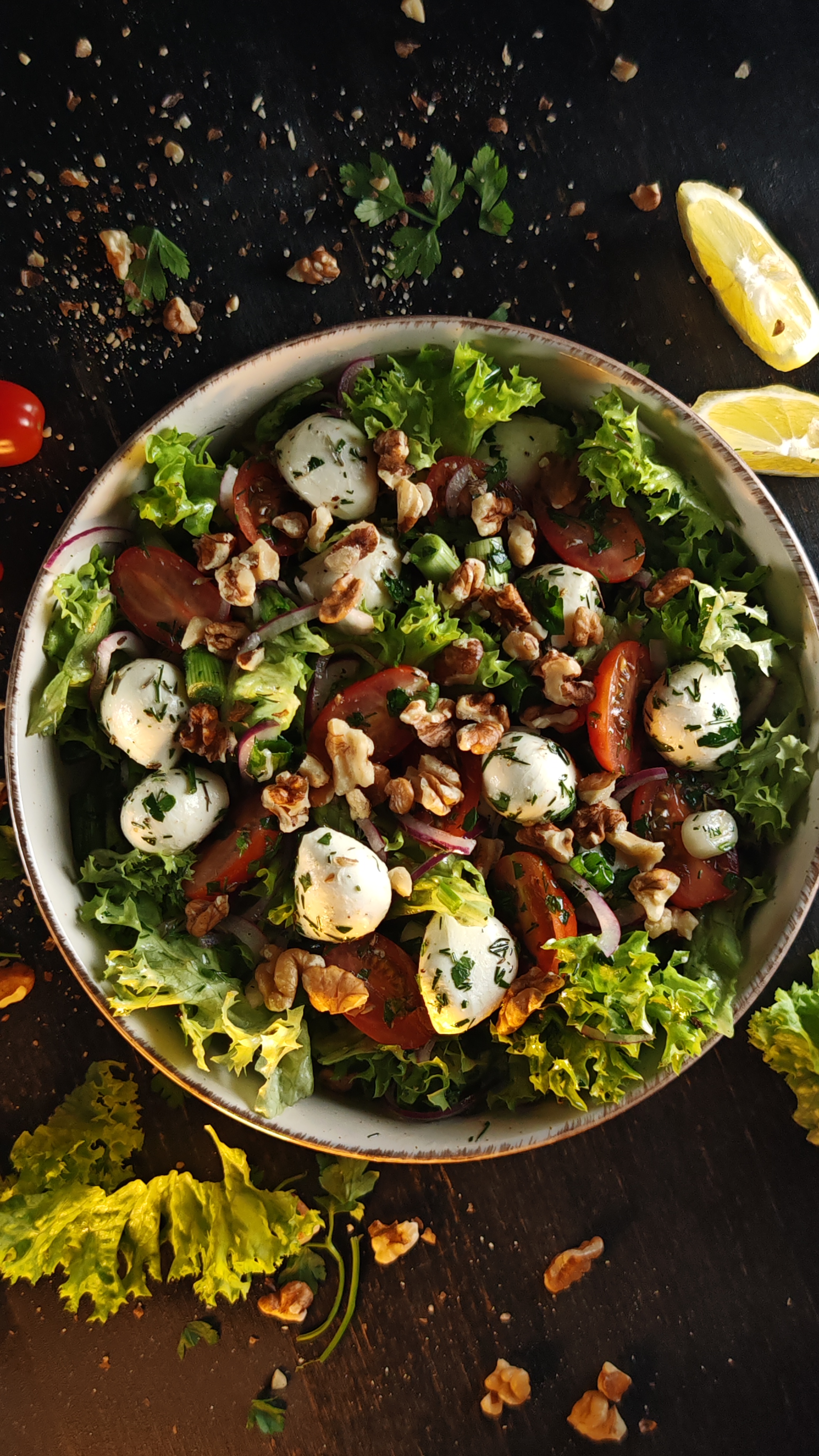 Salată cu mozzarella și roșii cherry - Savoare și culoare într-o rețetă rapidă