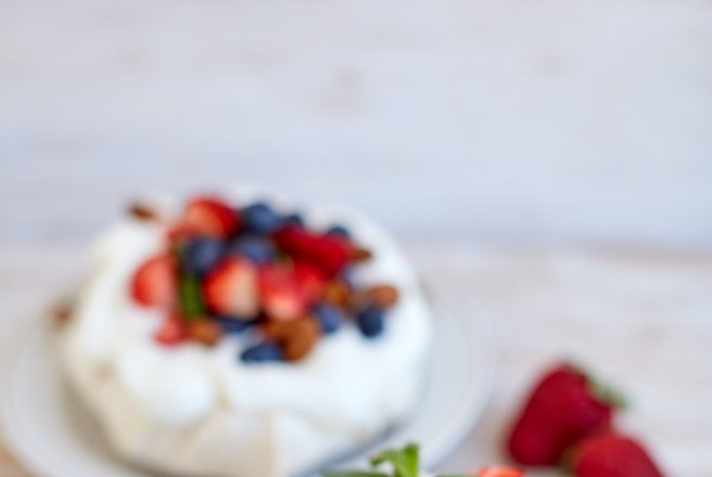 Mini Pavlova cu frisca si fructe de padure - Desert simplu, rafinat si elegant