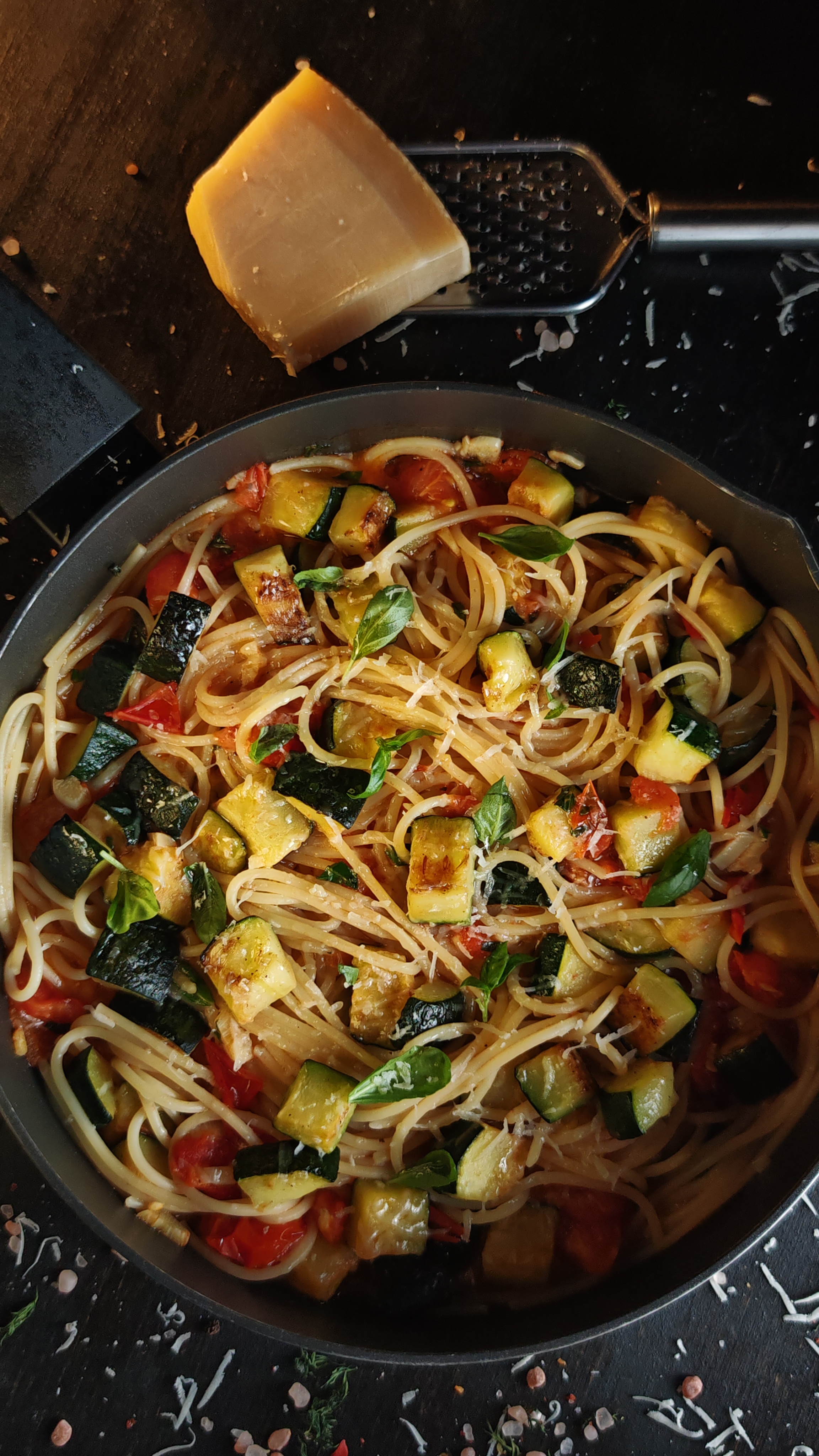 Spaghete cu roșii și zucchini - Savuroase și rapide