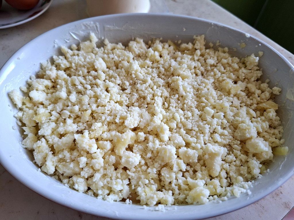 Cartofi cu brânză și ouă - Rețeta gustoasă la cuptor