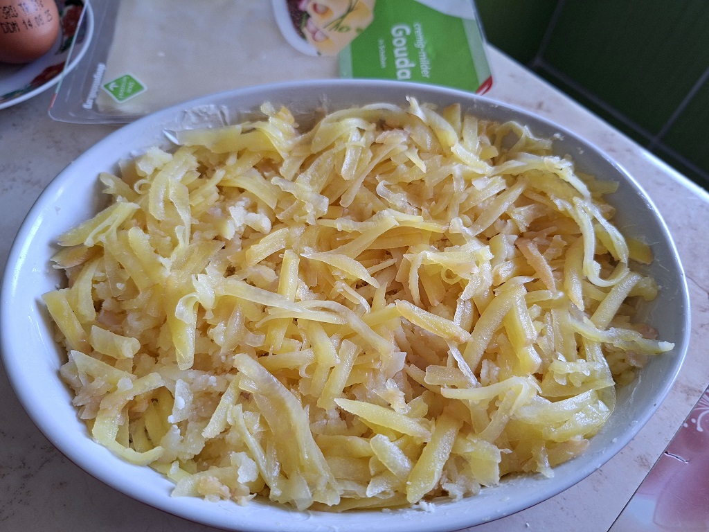 Cartofi cu brânză și ouă - Rețeta gustoasă la cuptor