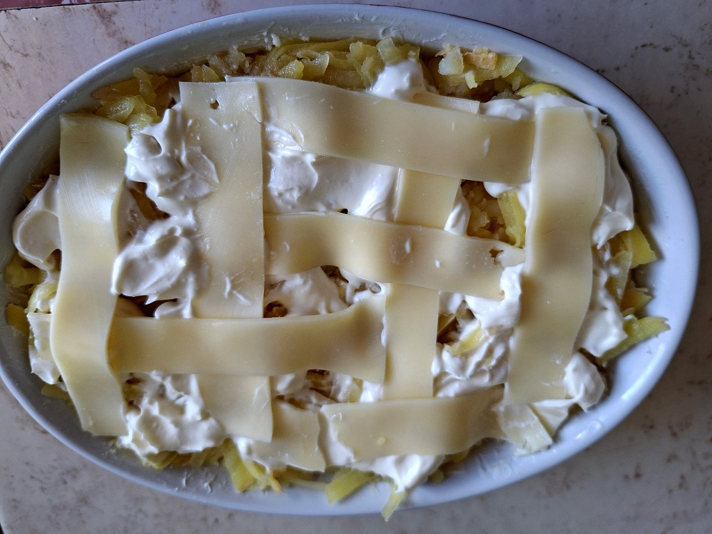 Cartofi cu brânză și ouă - Rețeta gustoasă la cuptor