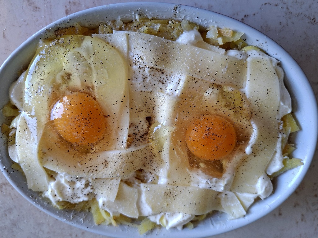 Cartofi cu brânză și ouă - Rețeta gustoasă la cuptor