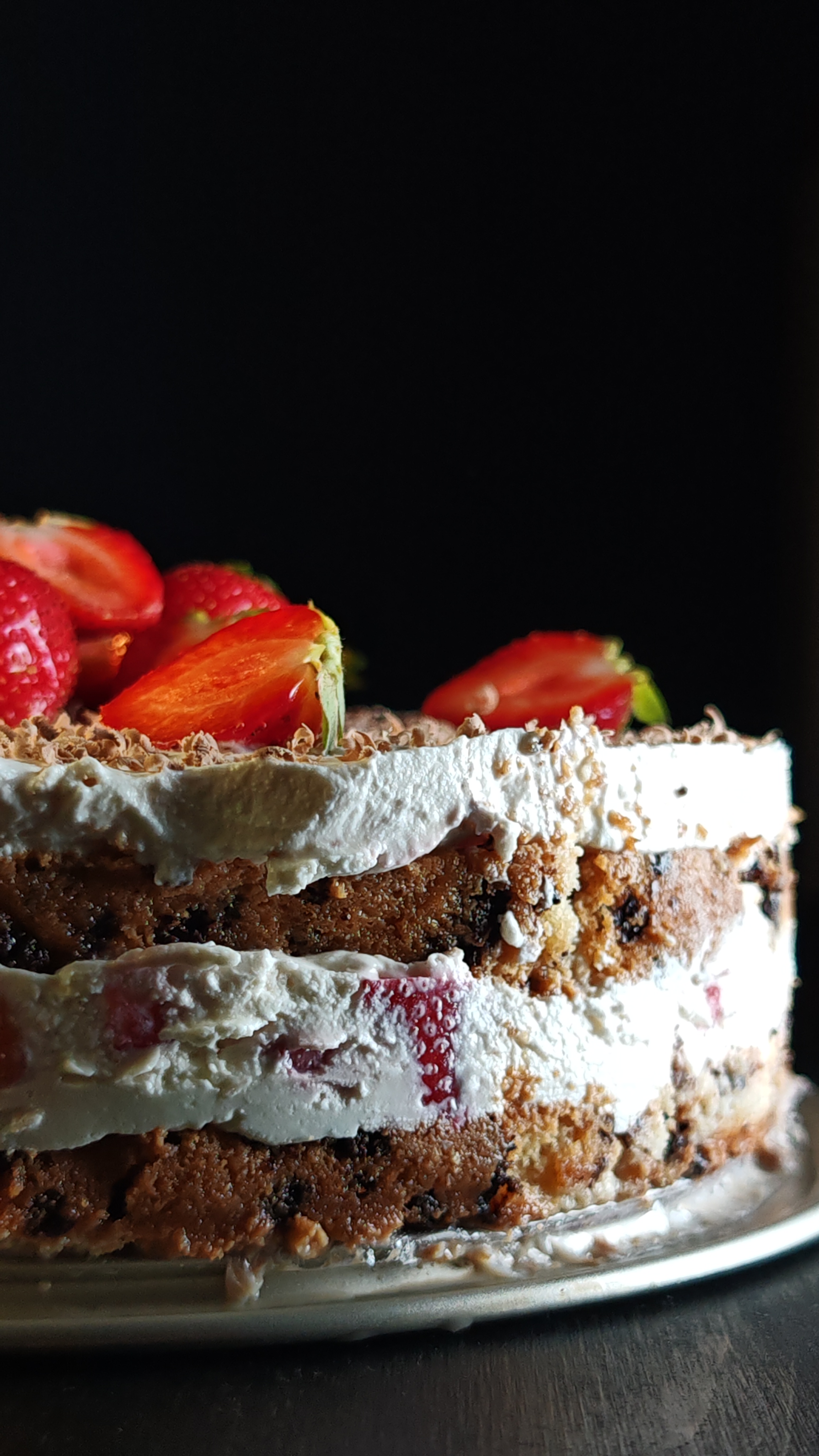 Tort rapid cu cremă mascarpone și căpșuni - Deliciu de vară fără coacere