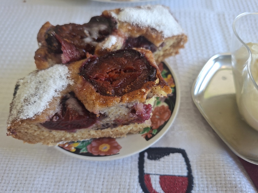 Prăjitura Cobbler cu prune și scorțișoară