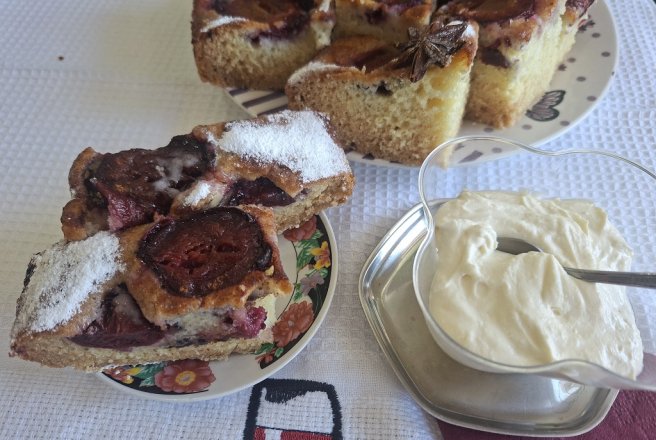 Prăjitura Cobbler cu prune și scorțișoară
