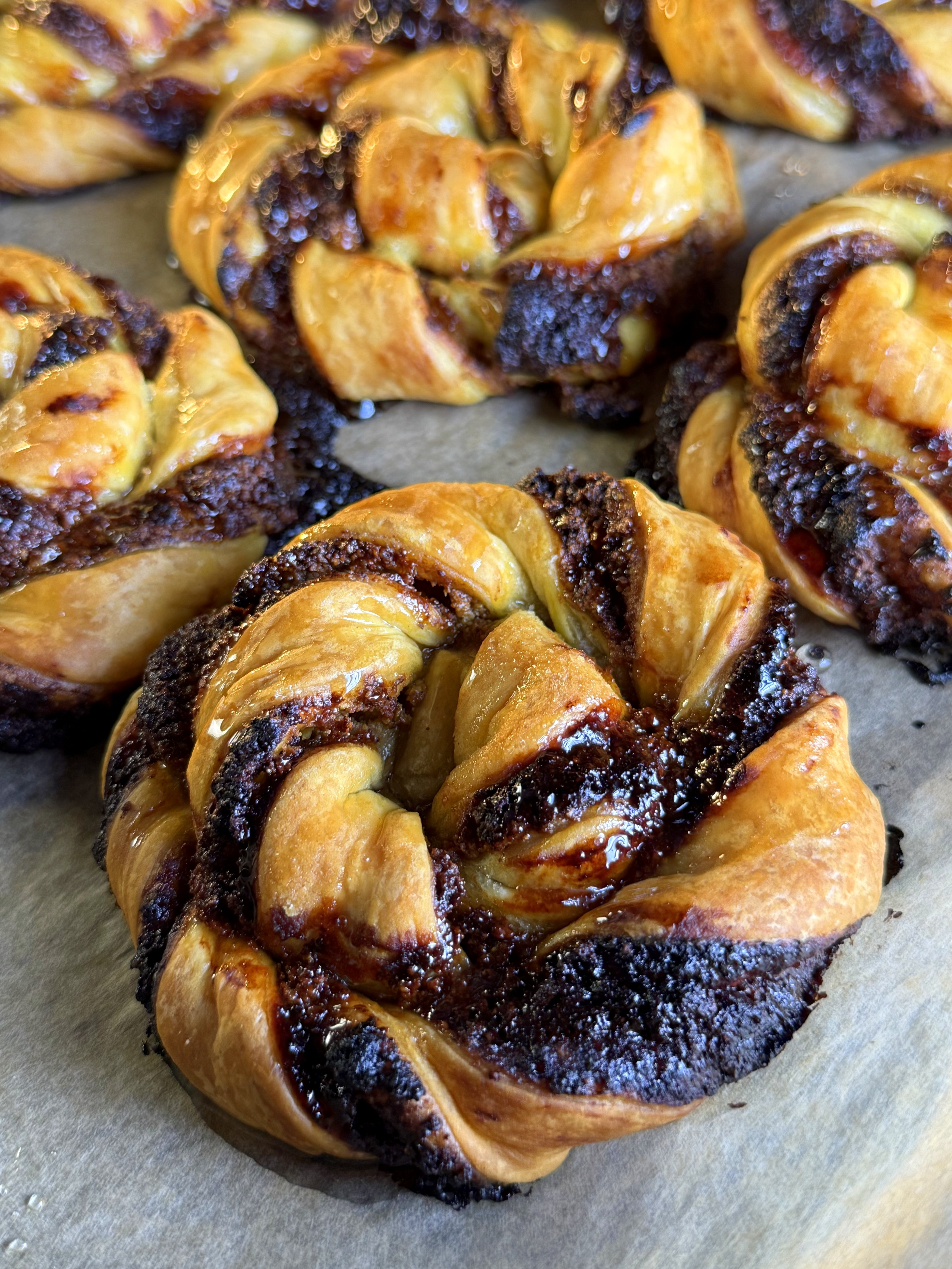 Rulouri cu fistic și gem de vișine - Delicioși și ușor de făcut