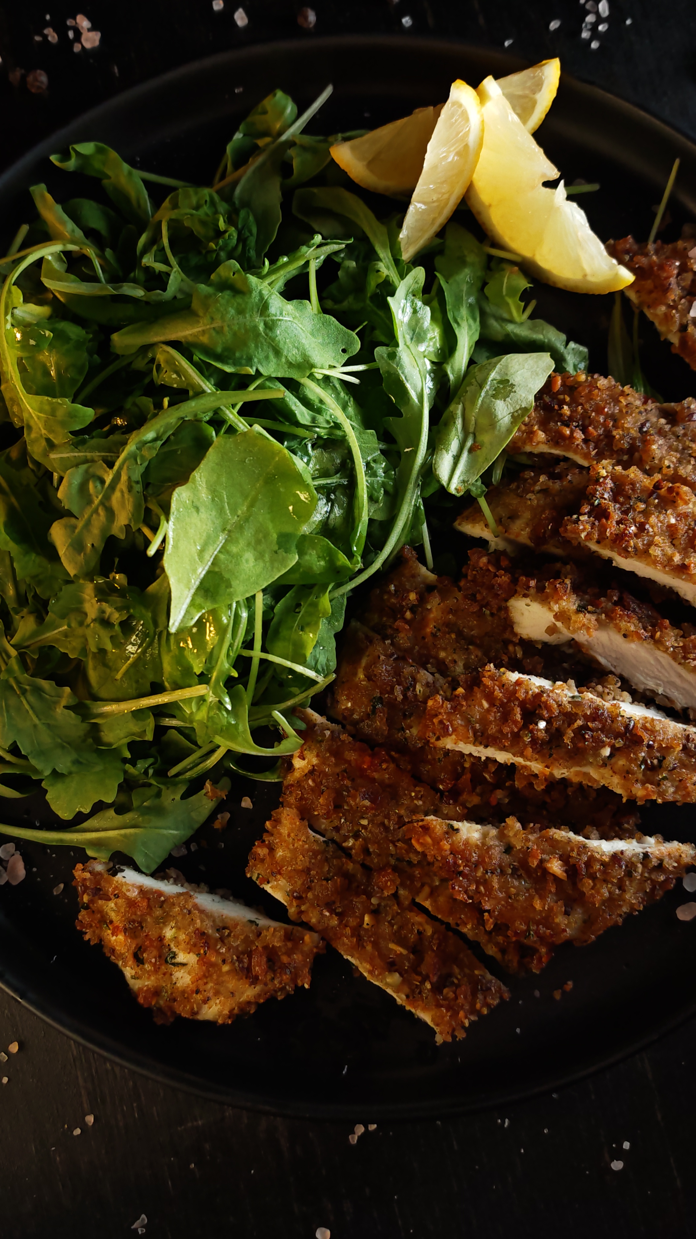 Șnițel în crustă de pâine, cu salată - Rețeta simplă și savuroasă