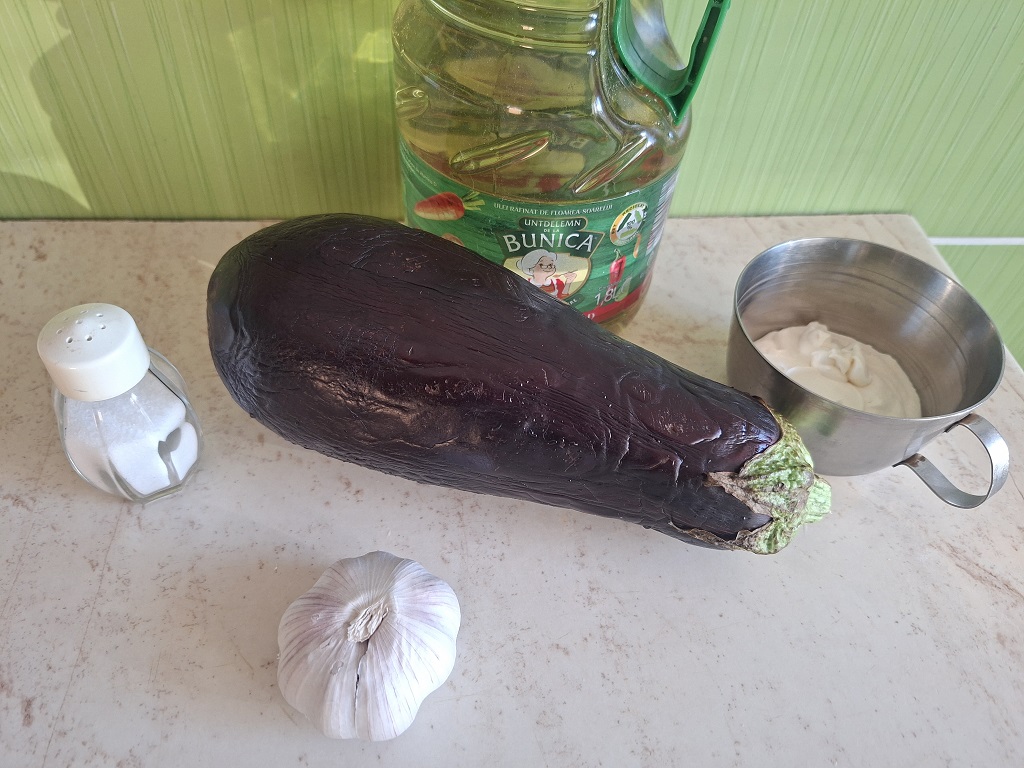 Rondele de vinete, cu sos de usturoi și smântână - Rețeta simplă și gustoasă