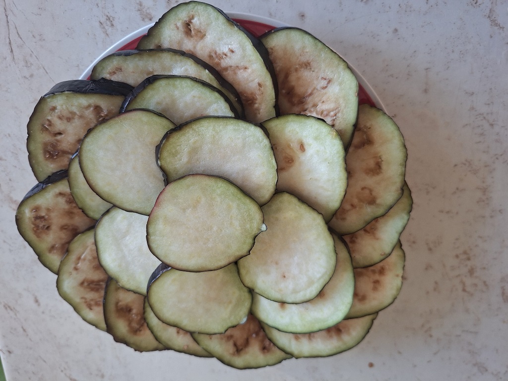 Rondele de vinete, cu sos de usturoi și smântână - Rețeta simplă și gustoasă