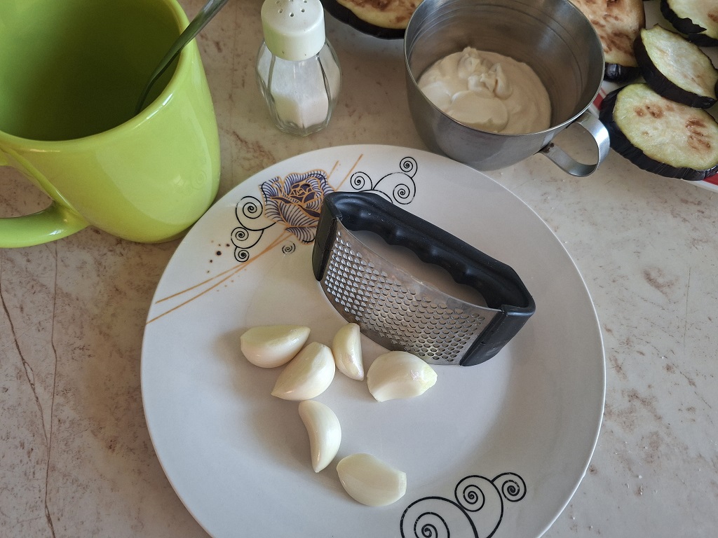 Rondele de vinete, cu sos de usturoi și smântână - Rețeta simplă și gustoasă