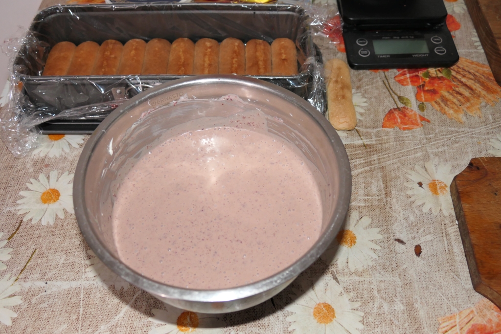 Desert cu cirese din dulceata de cirese negre amare