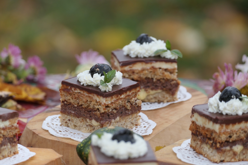 Prajitura cu dragoste ( Leontina 55 )