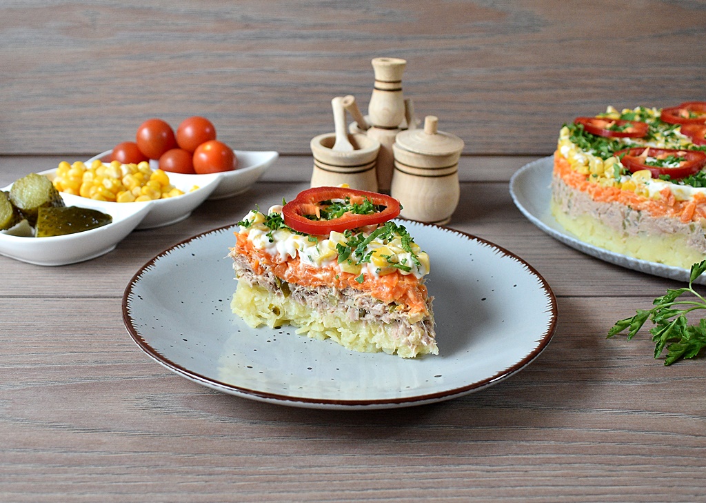 Salata in straturi cu legume si ton - Reteta savuroasa si plina de culoare