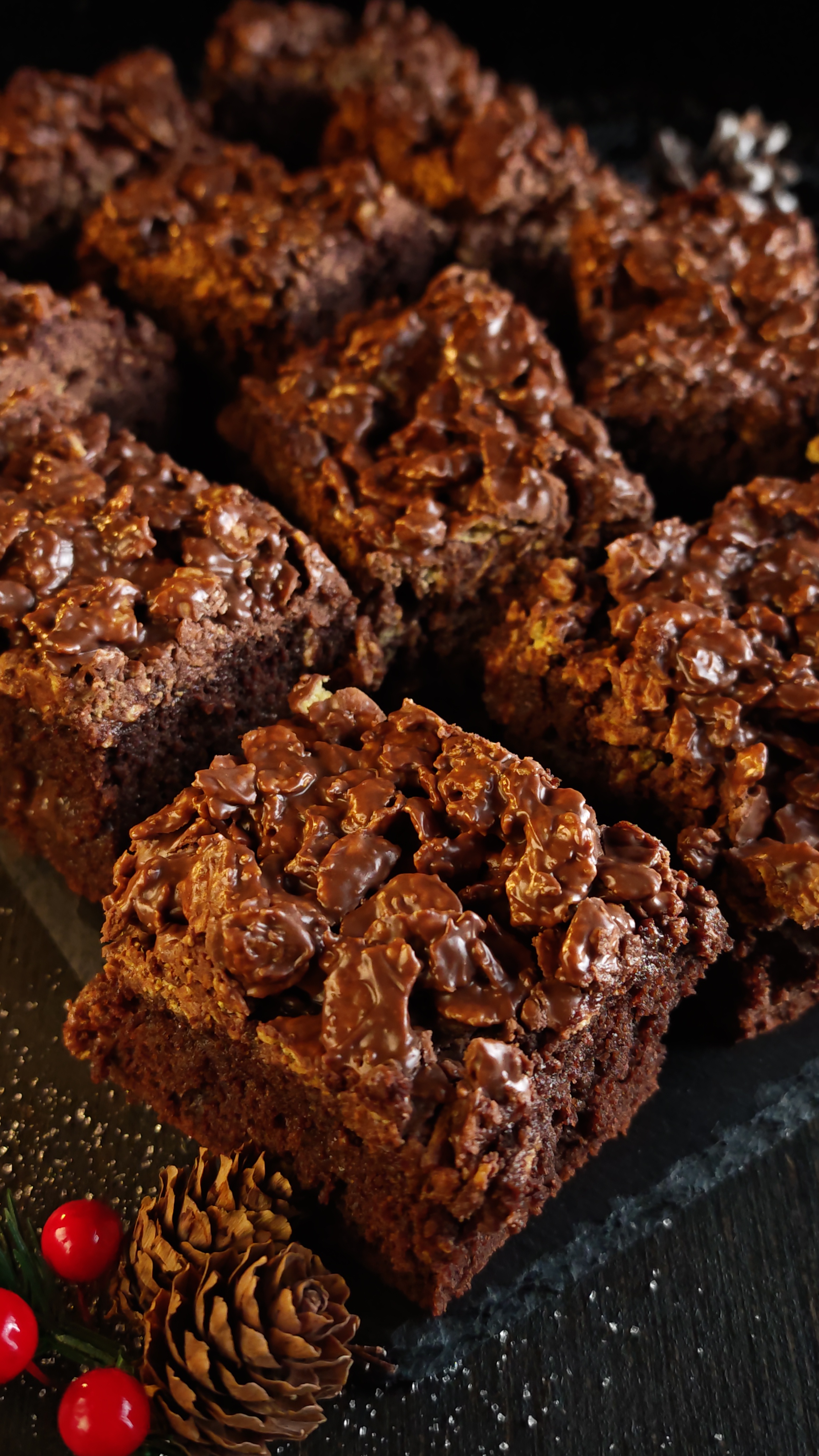 Prăjitura cu ciocolată și fulgi de porumb - Deliciu însiropat și cu o crustă crocantă