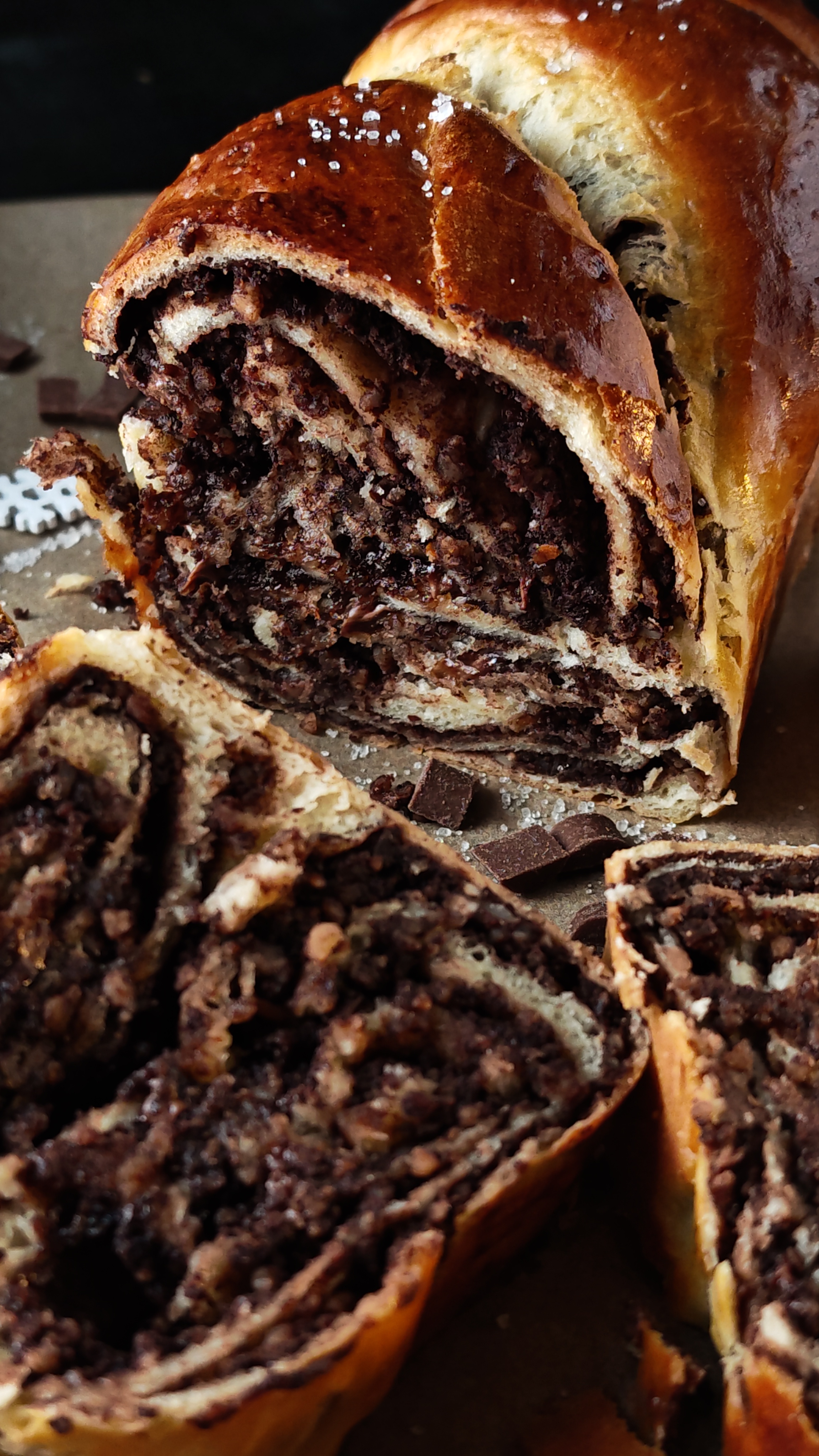 Cozonac cu alune de pădure și ciocolată - Rețeta pentru un desert pufos și delicios