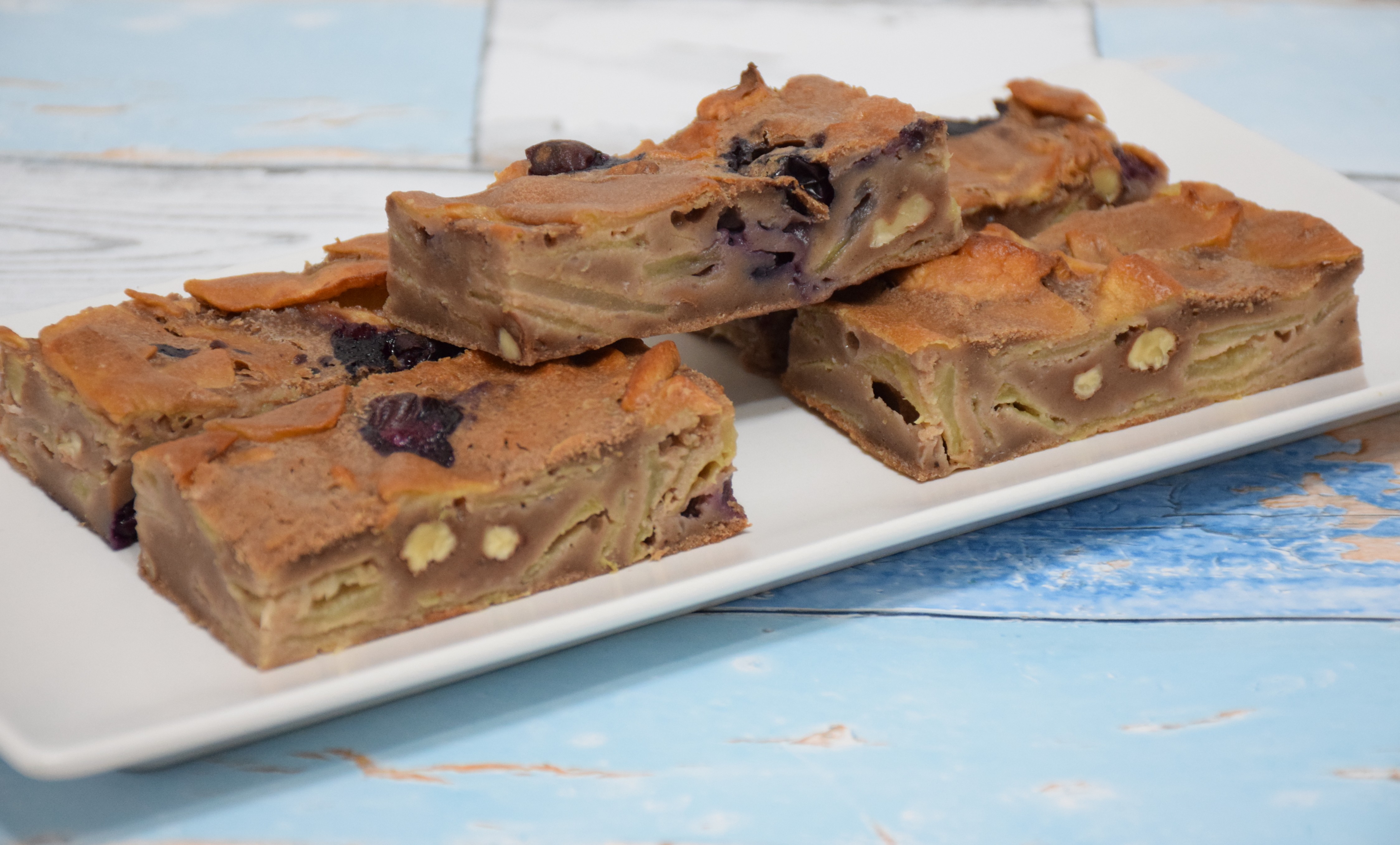 Prajitura cu mere, afine si nuci