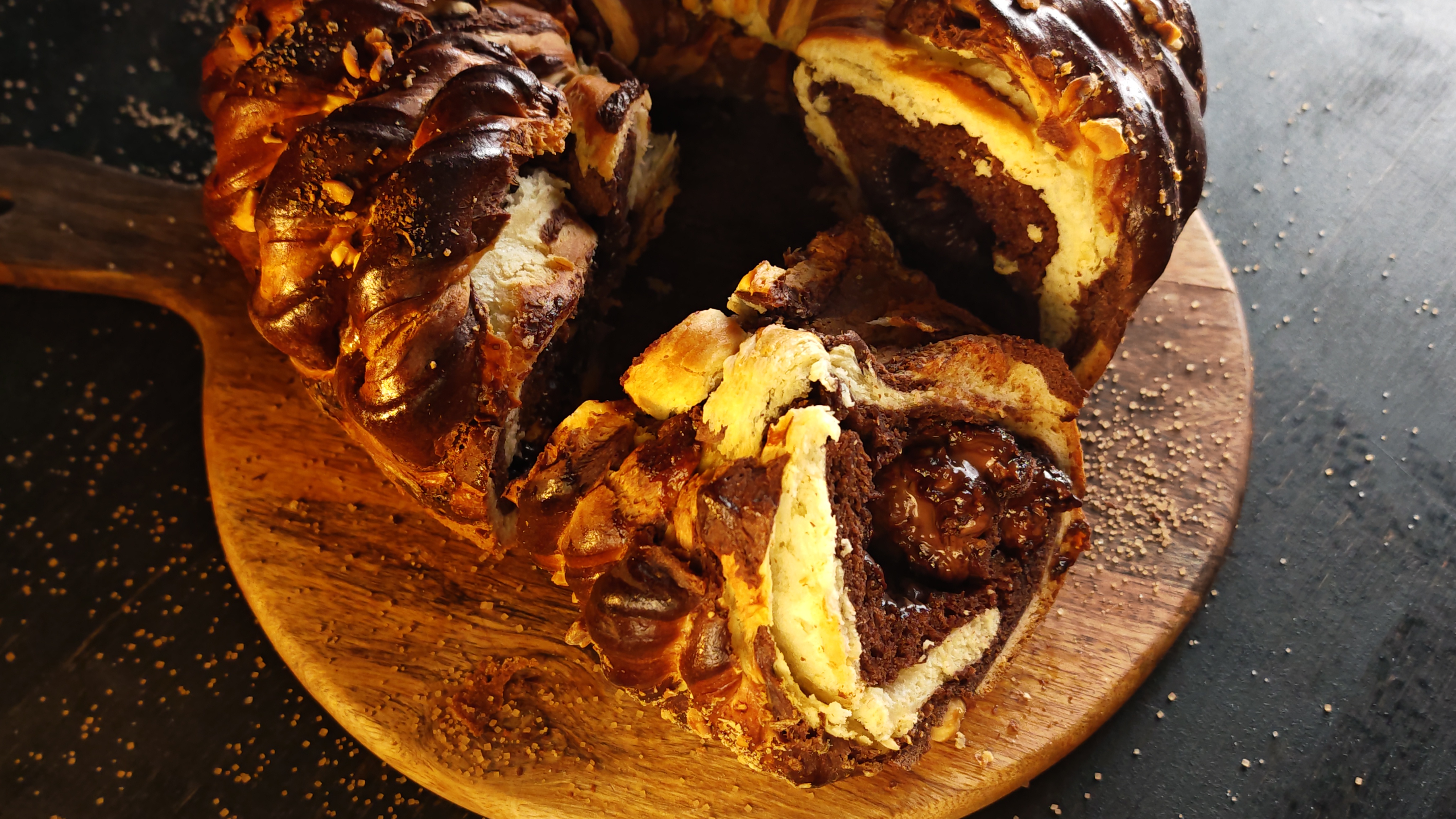 Cozonac bicolor cu Nutella și alune de pădure – rețetă de casă perfectă