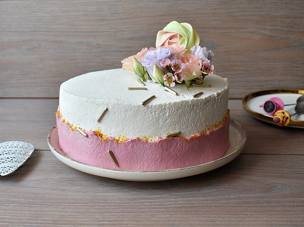 Tort cu crema de fistic, ciocolata si zmeura - Reteta delicioasa si aromata
