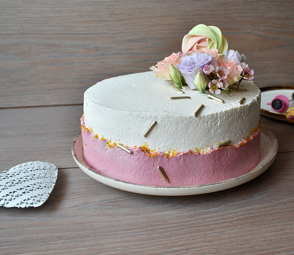 Tort cu crema de fistic, ciocolata si zmeura - Reteta delicioasa si aromata
