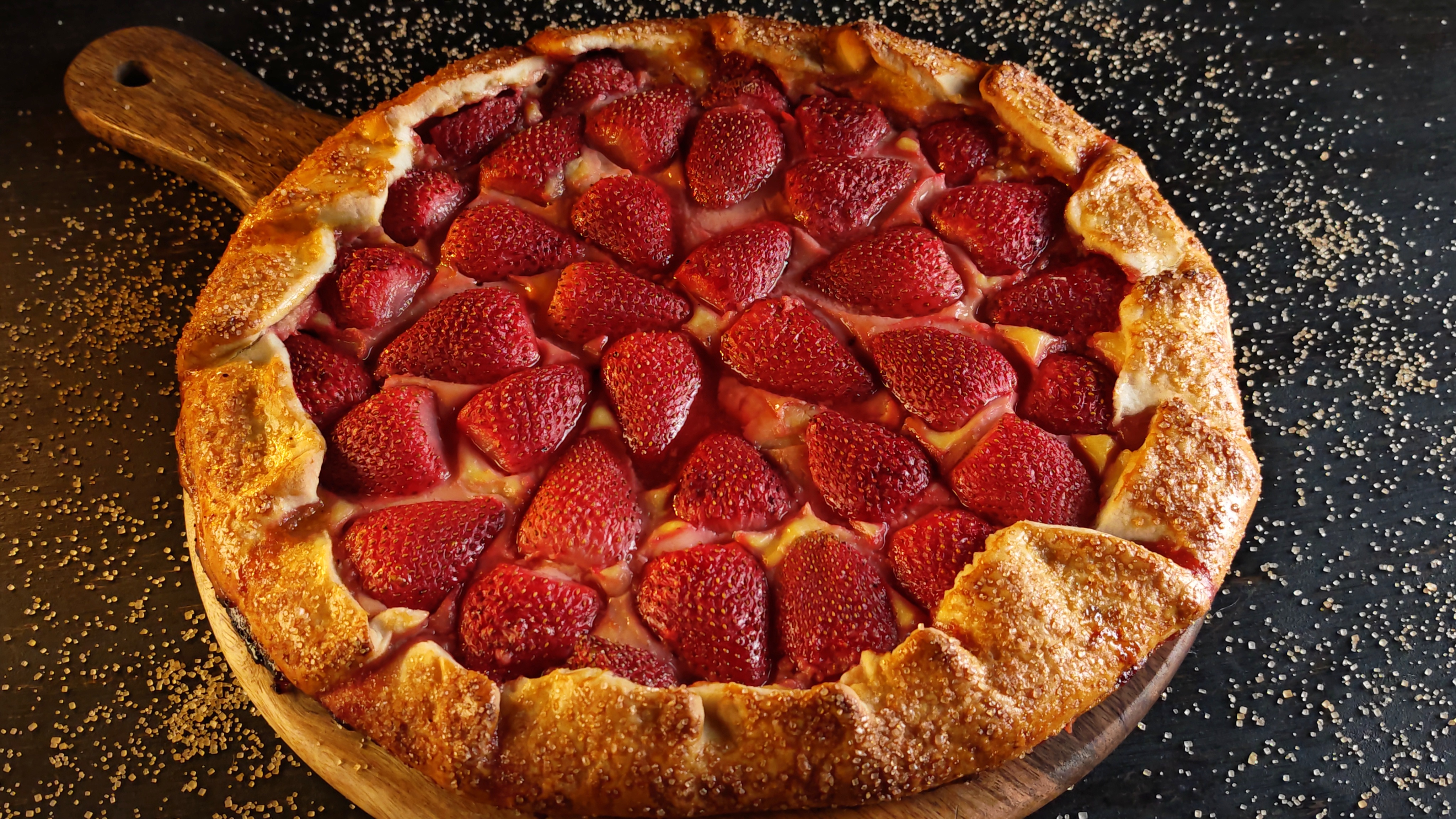 Tartă rustică cu căpșuni - Rețeta rapidă și gustoasă