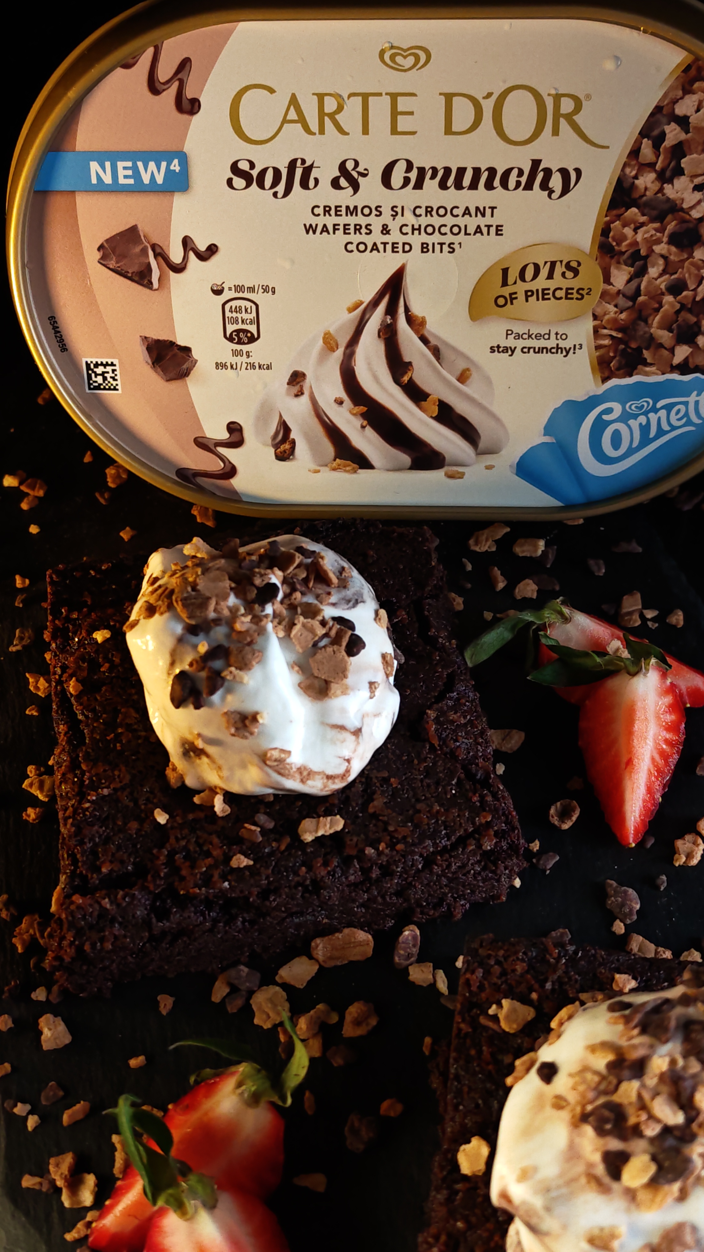 Brownie cu înghețată cremoasă și topping crunchy