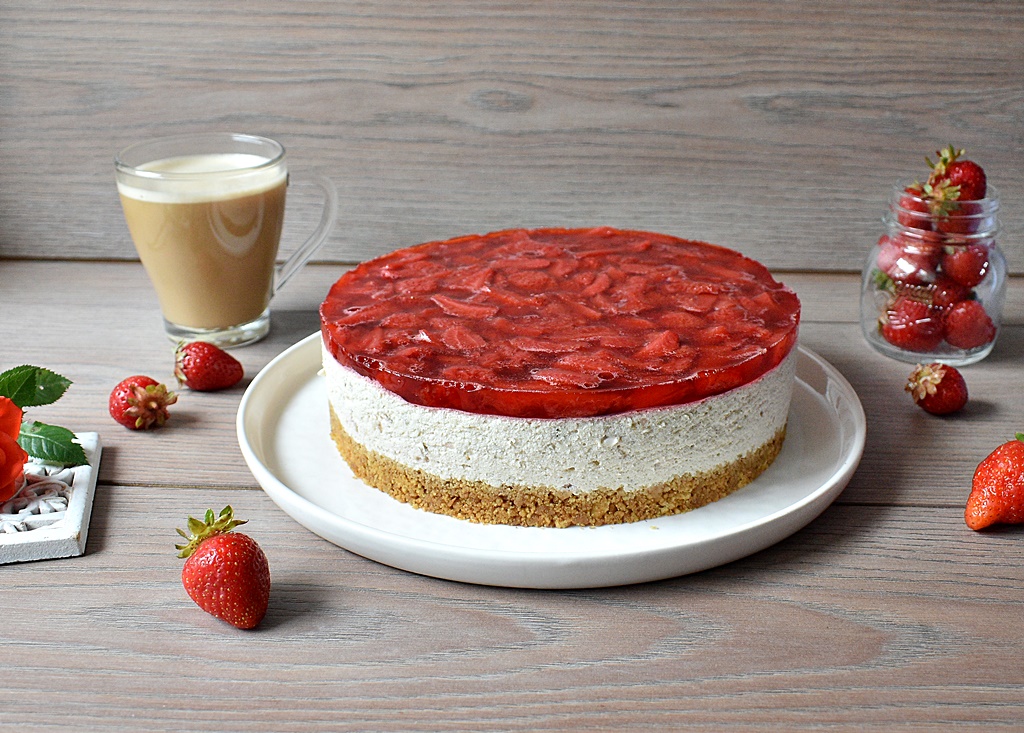 Cheesecake cu capsuni si banane, fara coacere